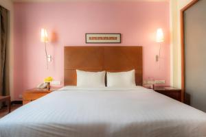 Ein Bett oder Betten in einem Zimmer der Unterkunft The Sky Imperial, Jaipur