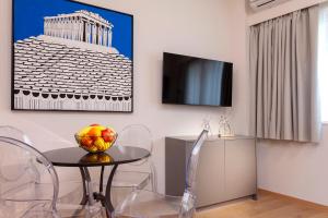 Μια τηλεόραση ή/και κέντρο ψυχαγωγίας στο Synathens Syntagma Apartments +30 φωτογραφίες