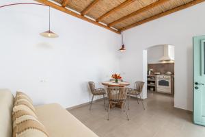 a kitchen and dining room with a table and chairs at Lapis Domus Milos in Plaka Milou