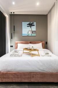 Rúm í herbergi á Aether Luxe Suite