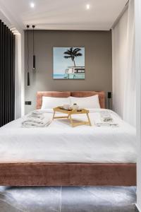 Rúm í herbergi á Aether Luxe Suite