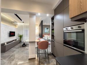 Eldhús eða eldhúskrókur á Aether Luxe Suite