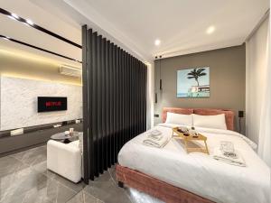 Rúm í herbergi á Aether Luxe Suite