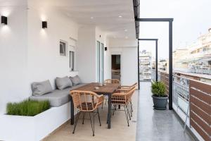 Svalir eða verönd á Aether Luxe Suite