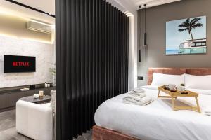 Rúm í herbergi á Aether Luxe Suite