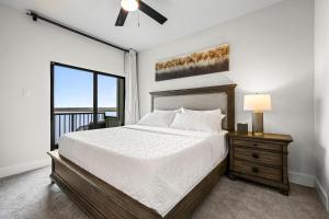Una cama o camas en una habitación de Stylish Lake House Retreat In Rowlett