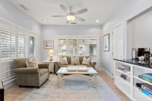 ein Wohnzimmer mit Sofa und Tisch in der Unterkunft 4964 Turtle Point Villa by Akers Ellis Rentals in Kiawah Island
