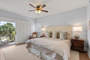 ein Schlafzimmer mit einem Bett und einem Deckenventilator in der Unterkunft 4964 Turtle Point Villa by Akers Ellis Rentals in Kiawah Island