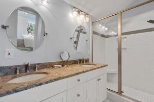 ein Badezimmer mit zwei Waschbecken und einem Spiegel in der Unterkunft 4964 Turtle Point Villa by Akers Ellis Rentals in Kiawah Island + 37 Fotos
