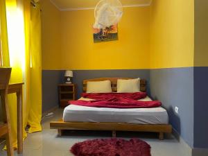 Postel nebo postele na pokoji v ubytování Residence Hotel Lux Fairborn - Port Gentil