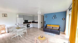a living room with a couch and a table at Joli 3 pièces proche RER D in Ris-Orangis