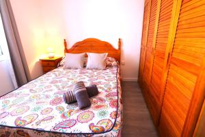 La JacaにあるLa Casita de la Jacaのベッドルーム1室(木製ヘッドボードと枕付きのベッド1台付)