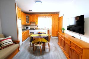 La JacaにあるLa Casita de la Jacaのキッチン(テーブル付)、キッチン(木製キャビネット付)