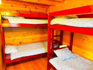Ένα ή περισσότερα κρεβάτια σε δωμάτιο στο OZOLAND Camp Aktīvās atpūtas vieta