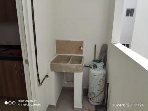 Un baño pequeño con lavabo e inodoro. en Hacienda San José, en Querétaro 5 fotos más