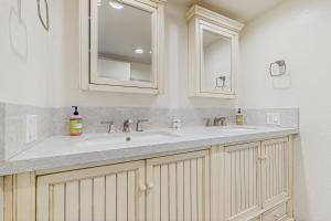 Ένα μπάνιο στο Great Balboa Penninsula Home II +12 φωτογραφίες