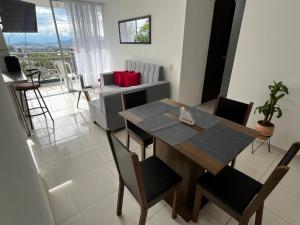 a dining room table and chairs in a living room at Apartamento Amoblado para estancias cortas in Pereira