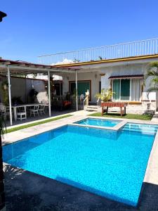 特米斯科JV Residence的房子前面的游泳池