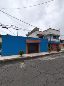 a blue building on the side of a street at Hospedaje Casa Azul in Mexico City