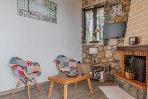 Televízia a/alebo spoločenská miestnosť v ubytovaní Souda Bay Cottage
