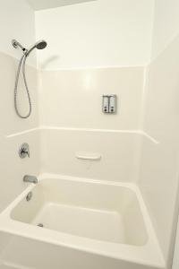 Koupelna v ubytování PRESTIGE Downtown with Free Indoor Parking + 22 fotografií