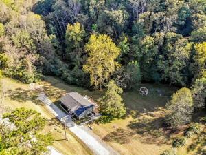 een luchtzicht op een hut in het bos bij Hot Tub - Fire Pit - River - State Park - King Bed in Wingina +73 foto's