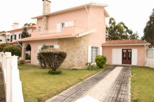 a house in the suburbs with a driveway at JP Guest House in Aveiro