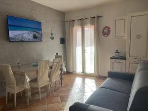Ruang duduk di Rena & Relax con piscina condivisa