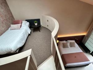 Uma cama ou camas num quarto em B&B Contrast