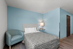 Un pat sau paturi într-o cameră la WoodSpring Suites Coralville Iowa City