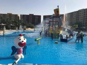 エル・アラメインにあるChalet in porto Golf Marinaの水遊び場