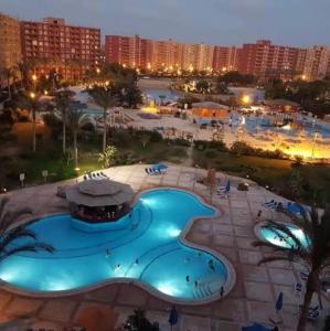 エル・アラメインにあるChalet in porto Golf Marinaのリゾートのスイミングプールの空中ビュー