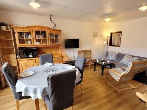 ein Wohnzimmer mit Tisch und Couch in der Unterkunft Duplex 3 pièces aux Gets, proche pistes avec parking et wifi - FR-1-598-23 in Les Gets