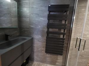 ein Badezimmer mit einem Waschbecken und einer Treppe in der Unterkunft Appartement chaleureux 3 chambres au coeur des Gets avec Wifi, proche pistes - FR-1-598-78 in Les Gets