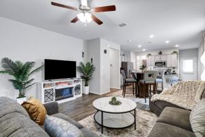 TV a/nebo společenská místnost v ubytování Stylish Hot Tub Retreat BBQ Yard Games WiFi Pets + 42 fotografií