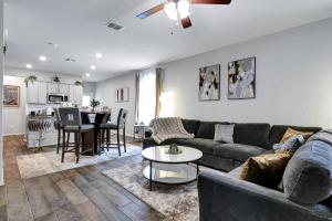 Posezení v ubytování Stylish Hot Tub Retreat BBQ Yard Games WiFi Pets