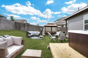 Posezení v ubytování Stylish Hot Tub Retreat BBQ Yard Games WiFi Pets