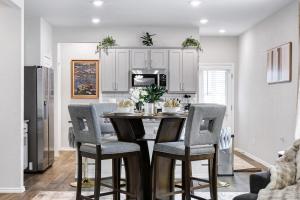 Kuchyň nebo kuchyňský kout v ubytování Stylish Hot Tub Retreat BBQ Yard Games WiFi Pets