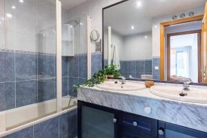 サビニャニゴにあるAltos de Sabiñanigoの洗面台2つとシャワー付きのバスルーム +44枚の写真