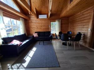 Posezení v ubytování Äijänhonka Cottage