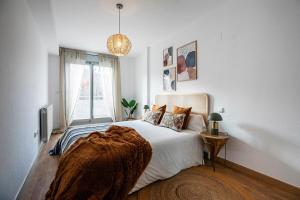 サビニャニゴにあるAltos de Sabiñanigoの毛布がかけられたベッドのある寝室