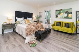 sypialnia z dużym łóżkiem i żółtą kanapą w obiekcie Norte de Santillana Villas - Apartamentos w mieście Santillana del Mar