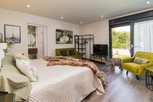 Televízia a/alebo spoločenská miestnosť v ubytovaní Norte de Santillana Villas - Apartamentos