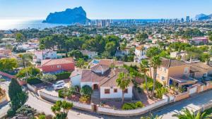 - une vue aérienne sur une ville avec des maisons dans l'établissement Villa Martí, à Calp