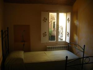 PietrabrunaにあるCase vacanze Gaudioのベッドルーム(ベッド1台、窓付)