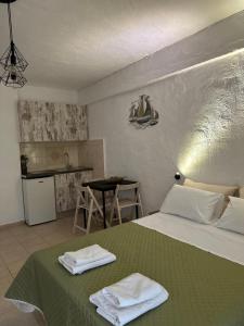 a bedroom with a bed with two towels on it at Giannis in Pisses