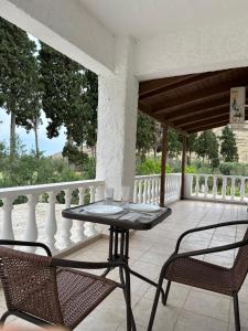 a patio with a table and chairs on a porch at Giannis in Pisses