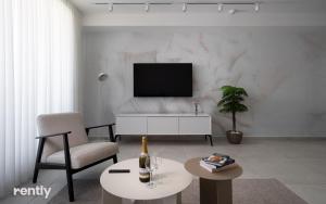 Luxury Apartments And Studios At Sea Side By Rently的电视和/或娱乐中心