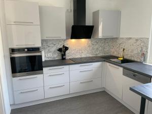 Kuchyň nebo kuchyňský kout v ubytování Ferienwohnung - Am Eisenberg