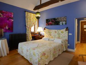 A bed or beds in a room at Hotel Rural Casa Xusto